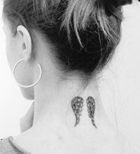 alas en cuello - Tatuajes de alas