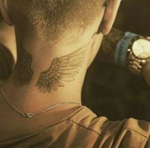 alas en cuello 1 - Tatuajes de alas