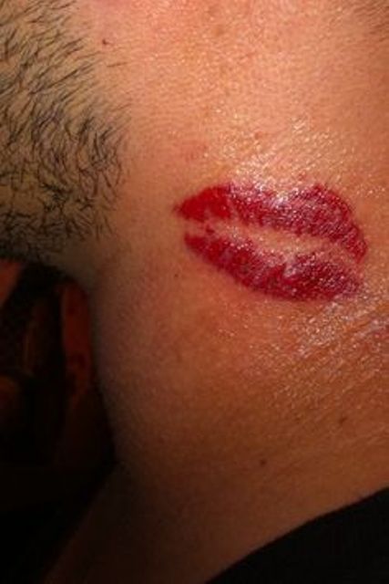 cuelloo 4 1 - Tatuajes de labios