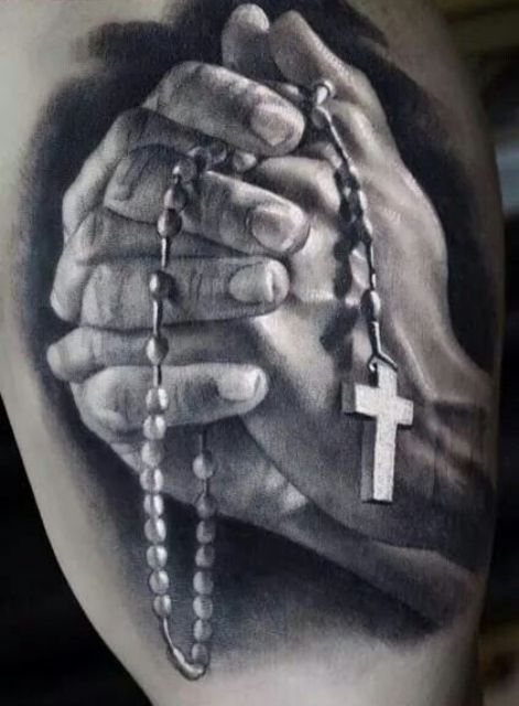manos con rosario 1 - tatuajes en la mano