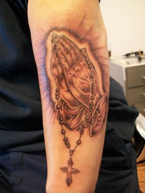 manos con rosario 5 - tatuajes en la mano