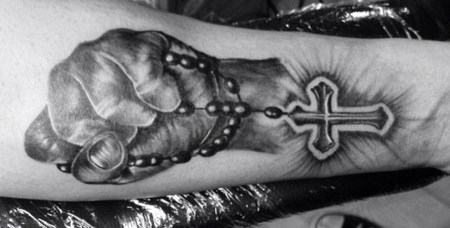 manos con rosario 9 - tatuajes en la mano