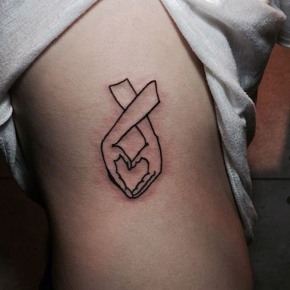 manos entrelazadas 1 - tatuajes en la mano