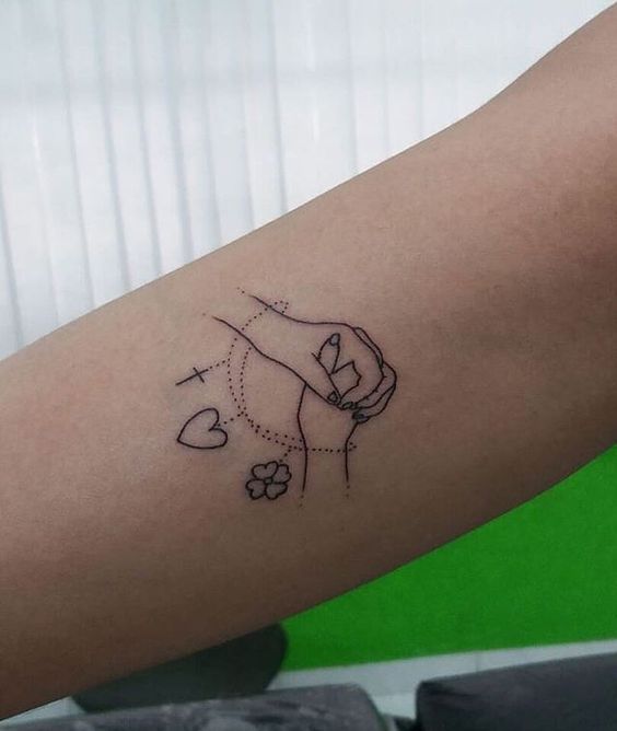 manos entrelazadas 2 - tatuajes en la mano