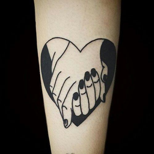 manos entrelazadas 3 - tatuajes en la mano