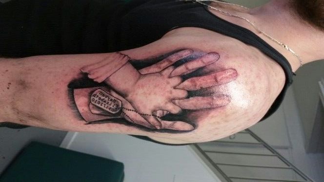 manos entrelazadas 5 - tatuajes en la mano