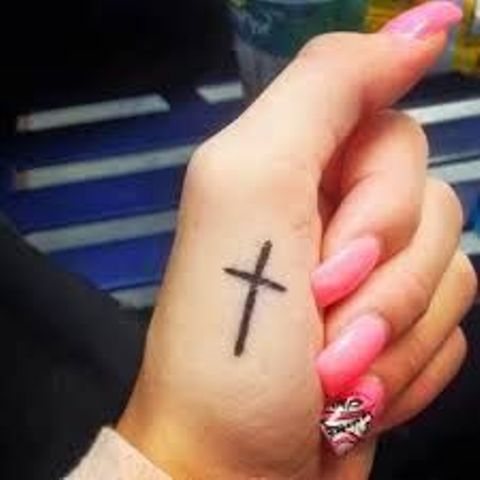 cruz en la mano 2 - tatuajes en la mano