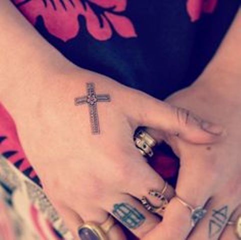 cruz en la mano 4 - tatuajes en la mano