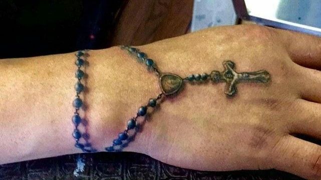 cruz en la mano 6 - tatuajes en la mano