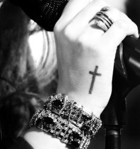 cruz en la mano 7 - tatuajes en la mano
