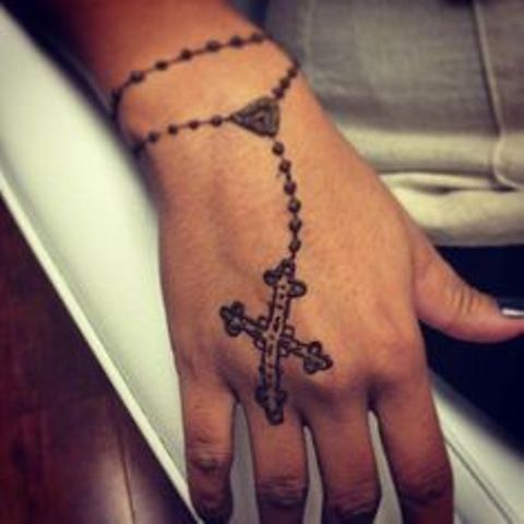 cruz en la mano 8 - tatuajes en la mano