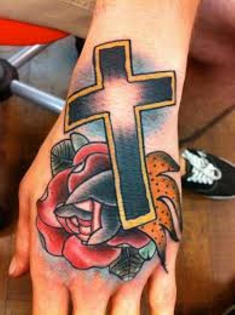 cruz en la mano 9 - tatuajes en la mano