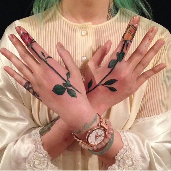 en la mano de mujer 1 - tatuajes en la mano