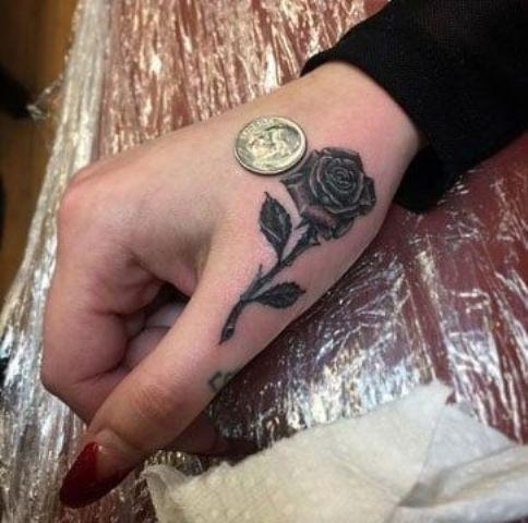 en la mano de mujer 3 - tatuajes en la mano