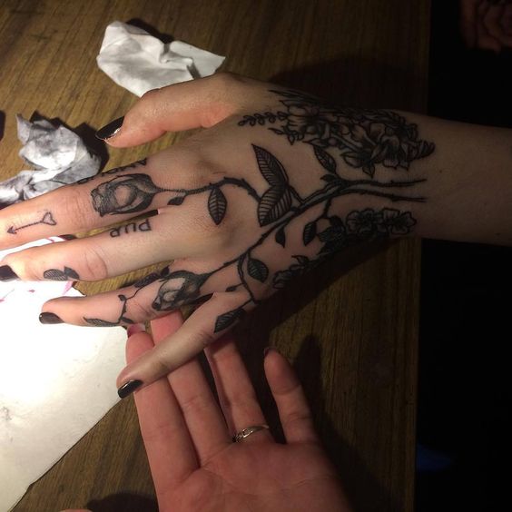 en la mano de mujer 5 - tatuajes en la mano