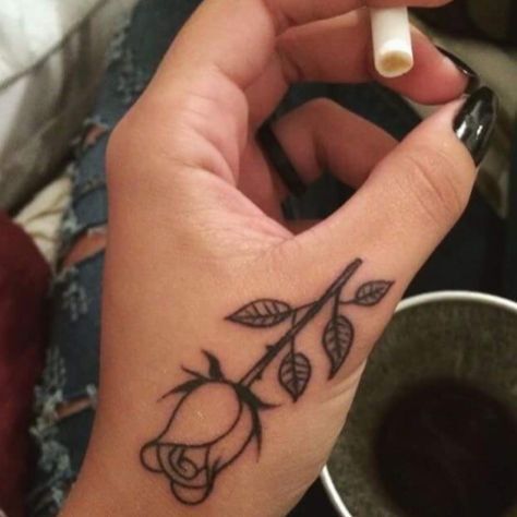 en la mano de mujer 6 - tatuajes en la mano