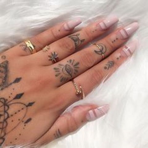 en la mano de mujer 7 - tatuajes en la mano
