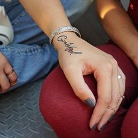 en la mano de nombres 7 - tatuajes en la mano