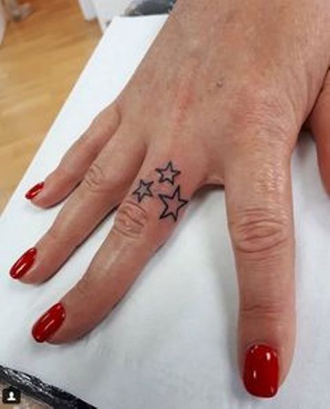 en la mano estrellas 1 - tatuajes en la mano