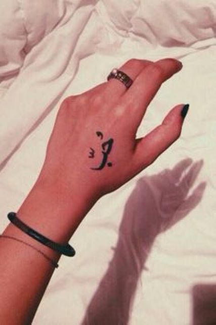 en la mano letras 2 - tatuajes en la mano