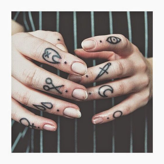 en la mano y dedos 1 - tatuajes en la mano