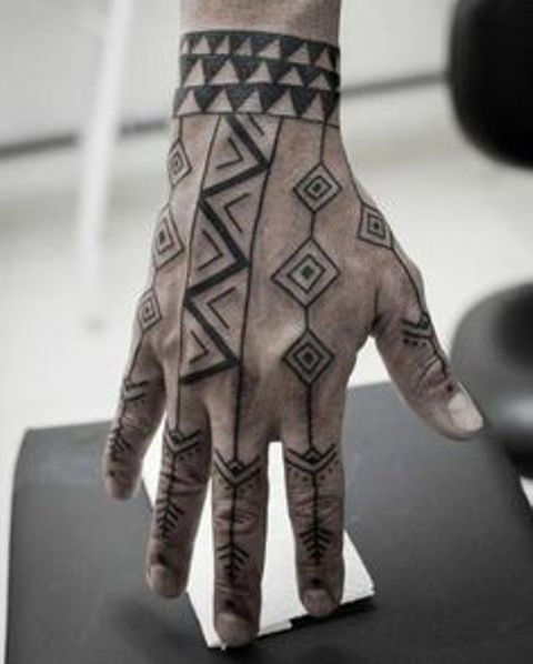 en la mano y dedos 6 - tatuajes en la mano