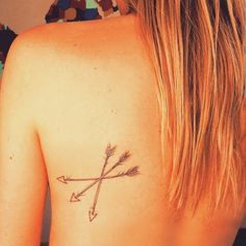flechas cruzadas - tatuajes de flechas