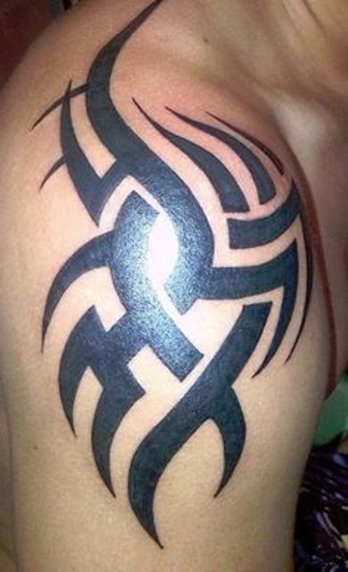 hombro tribales 1 - Tatuajes en el hombro