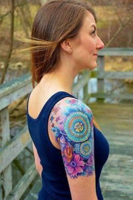 mujeres en colores - Tatuajes en el hombro