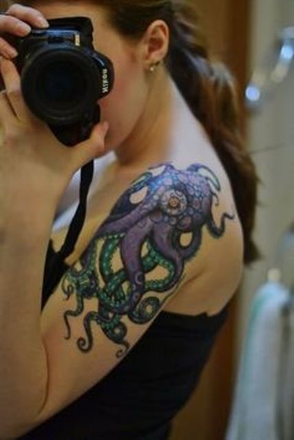 mujeres en colores 5 - Tatuajes en el hombro