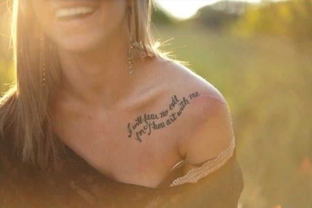 mujeres frases 3 - Tatuajes en el hombro