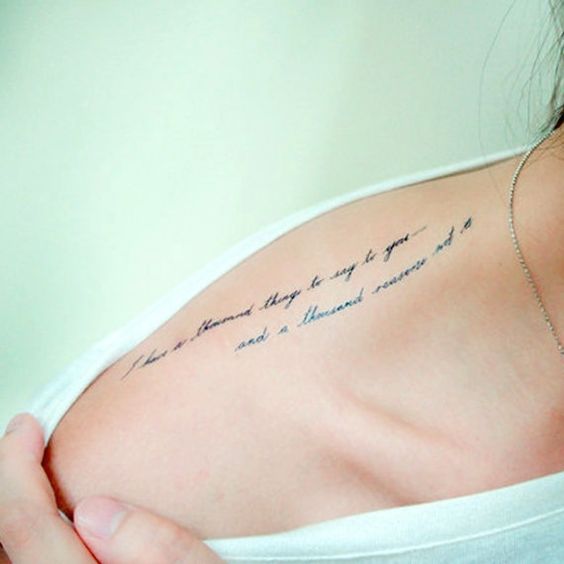 mujeres frases - Tatuajes en el hombro