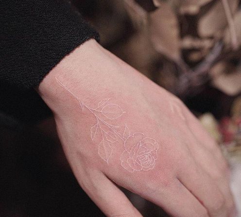 tinta blanca 1 - tatuajes en la mano