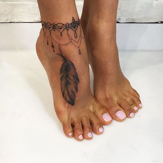 tobillo mujeres pluma 1 - Tatuajes en el tobillo
