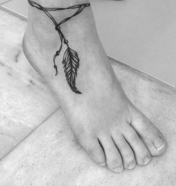 tobillo mujeres pluma 6 - Tatuajes en el tobillo