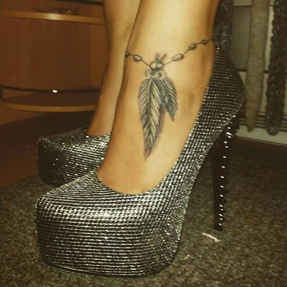 tobillo mujeres pluma 7 - Tatuajes en el tobillo