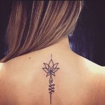 unalome con flor de lotto 5 - Tatuajes de rosarios