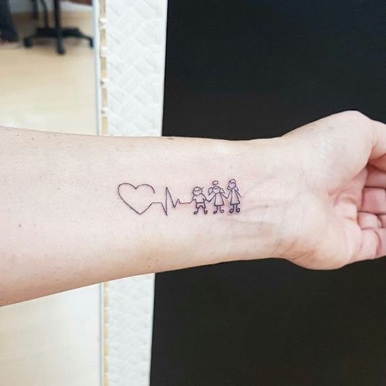 familia en el brazo 4 - tatuajes con significados de familia