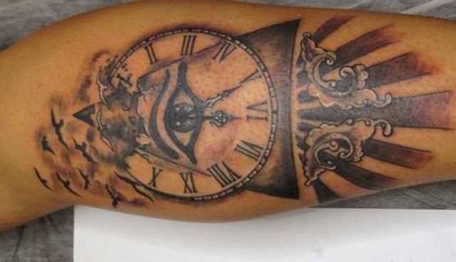 ojos con reloj 5 - tatuajes de ojos