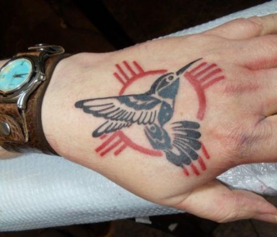 colibri en la mano 1 - tatuajes de colibrí