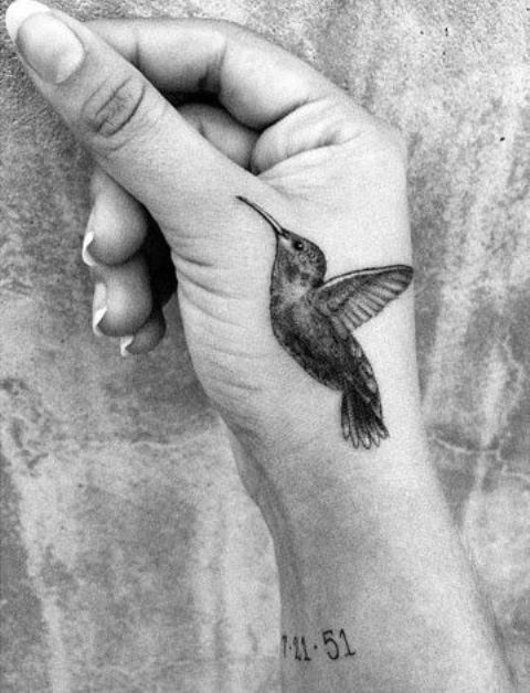 colibri en la mano 2 - tatuajes de colibrí