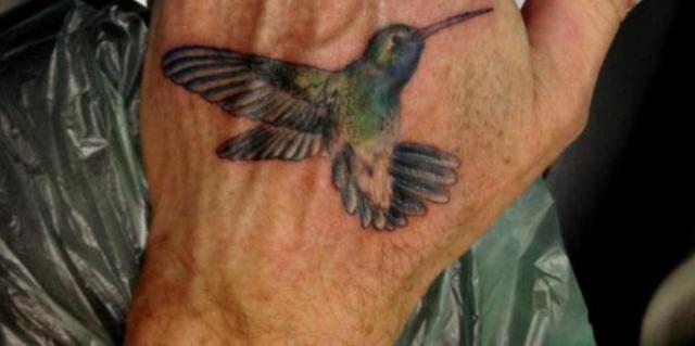 colibri en la mano 3 - tatuajes de colibrí