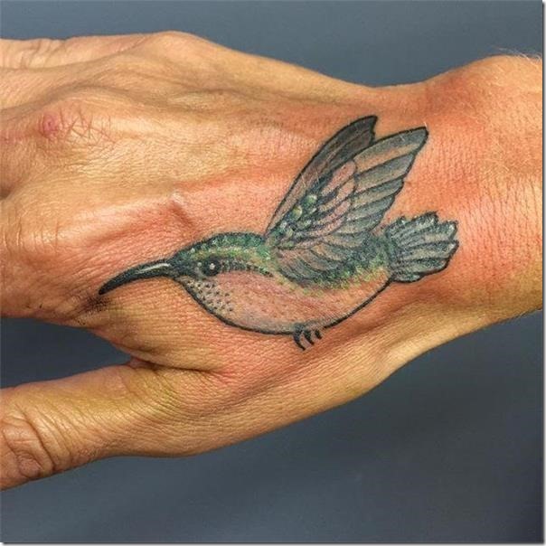 colibri en la mano 4 - tatuajes de colibrí