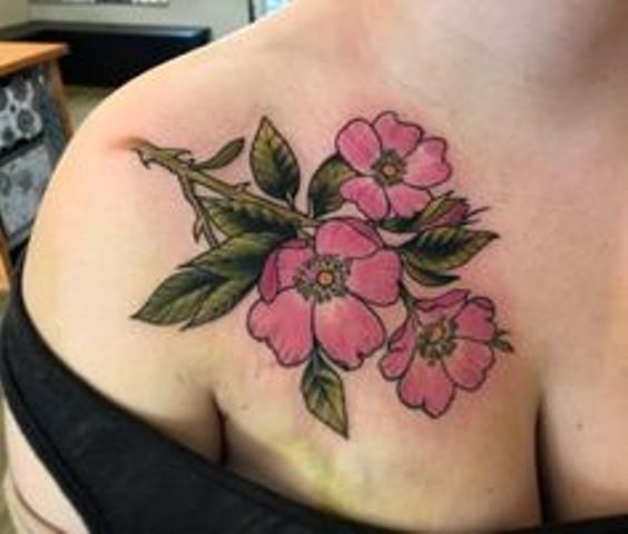 flores en la clavicula 1 - tatuajes en la clavícula