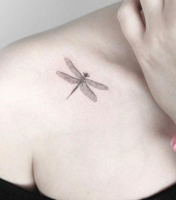 libelulas pecho 1 - tatuajes de libélulas