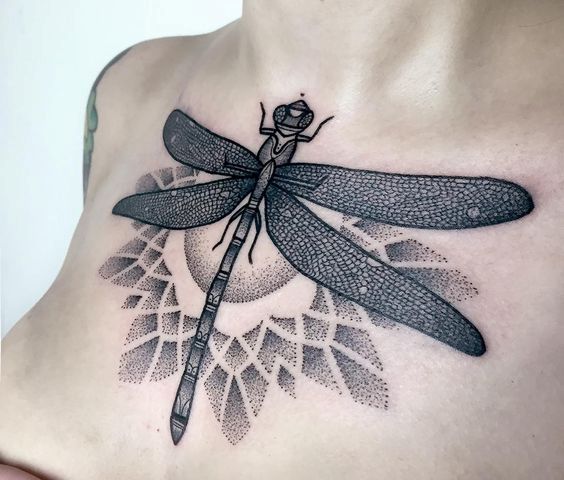 libelulas pecho 3 - tatuajes de libélulas