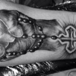 manos con rosario 9 - Tatuaje de Punto y Coma