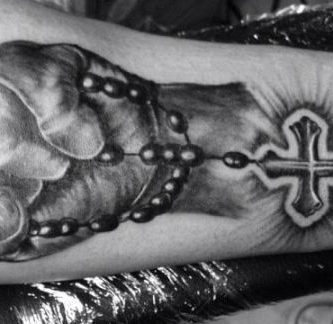 manos con rosario 9 - tatuajes religiosos