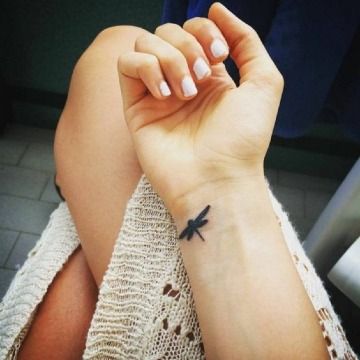 muñeca y mano 2 - tatuajes de libélulas