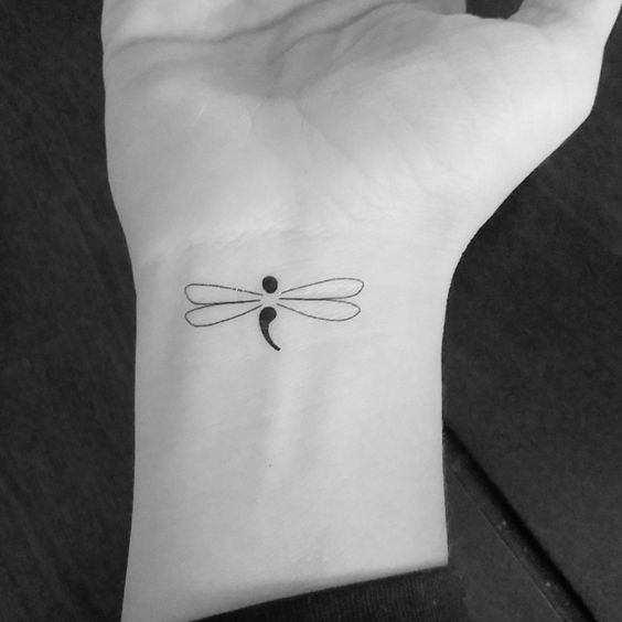 muñeca y mano 3 - tatuajes de libélulas